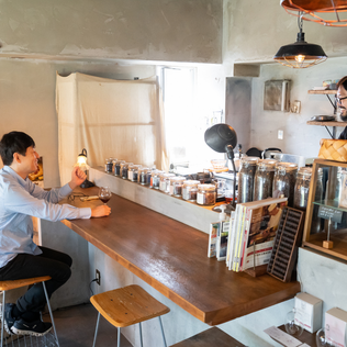 京都珈琲焙煎所「旅の音」の焙煎士と京都の茶葉専門店「7T+」代表中野さんによる、コーヒーとお茶、それぞれ領域を追求するプロフェッショナル対談【後編】